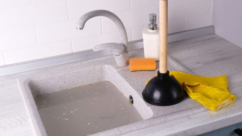 Comment déboucher un évier quand les canalisations sont bouchées ?