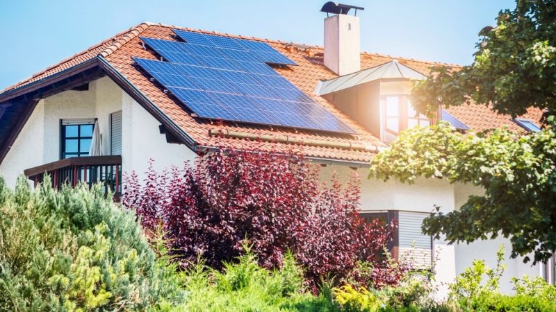 Tout savoir sur l’installation de panneaux solaires photovoltaïques sur une toiture
